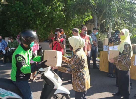 Kejati Serahkan 700 Paket Sembako ke Tukang Ojek dan IRT