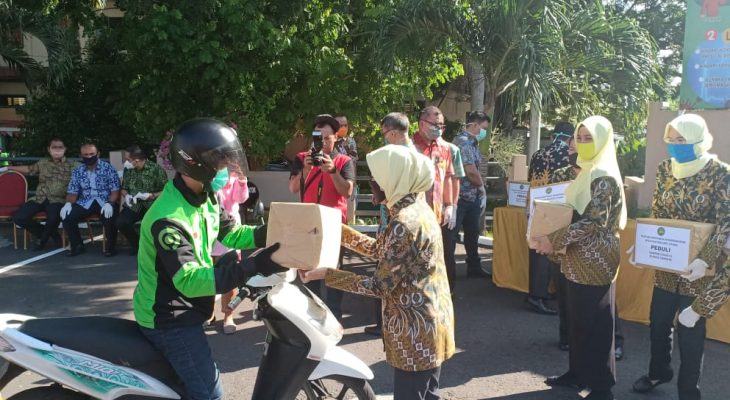 Kejati Serahkan 700 Paket Sembako ke Tukang Ojek dan IRT