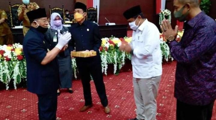 Gubernur Serahkan Dokumen LKPJ