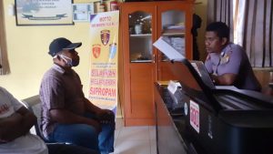 kades-Payo-Ibnu-Hi-Hairudin-Saat-Pengajuan-Laporan-Pelemparan-rumah-oleh-Keluarga-Kades-Pateng.jpg