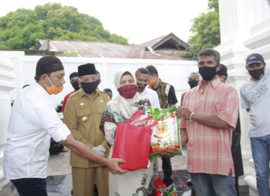 Pemprov Malut Kembali Salurkan Paket Sembako Untuk Pelaku Usaha dan Warga