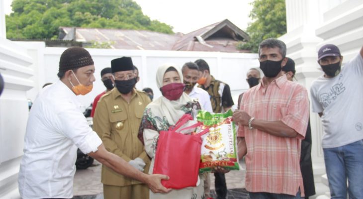 Pemprov Malut Kembali Salurkan Paket Sembako Untuk Pelaku Usaha dan Warga