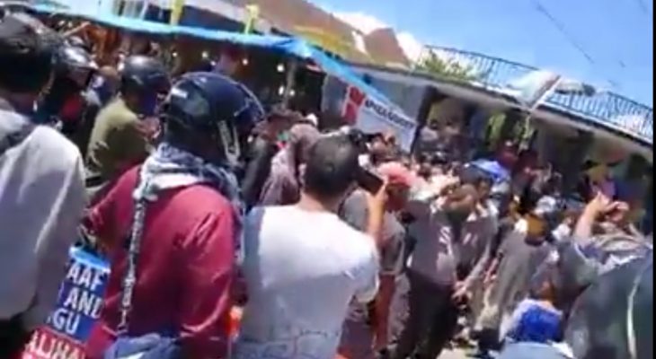 Penutupan Jalan Atasi Covid-19 Memicu Kerumunan Pedagang Ternate