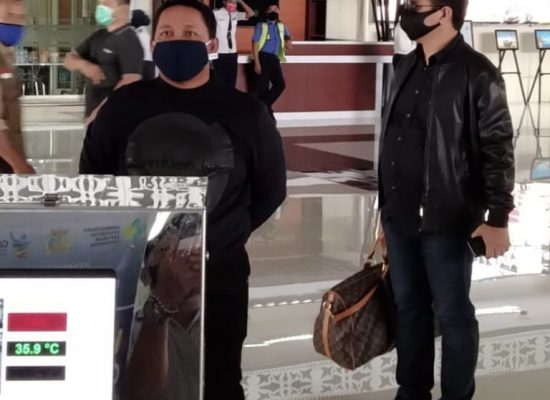 Bupati Halbar Akhirnya Tiba Di Bandara Ternate Dengan Tangan Memegang Tas dan Handpone
