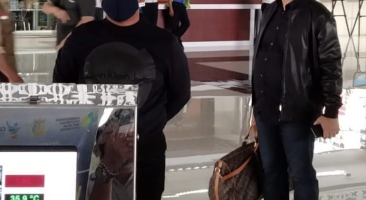 Bupati Halbar Akhirnya Tiba Di Bandara Ternate Dengan Tangan Memegang Tas dan Handpone