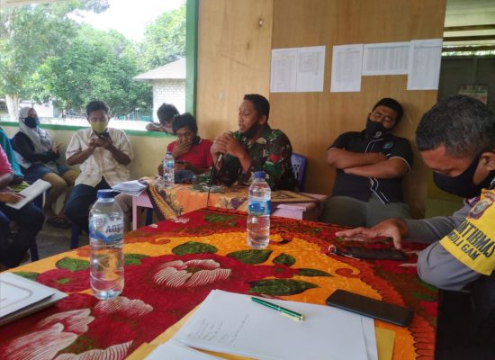 Serahkan BLT, Kades Moiso, Minta Warga Patuhi Protokol Kesehatan