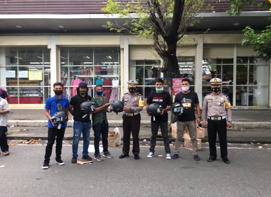  Ditlantas Polda Malut Bagi Helm Dan Masker Gratis