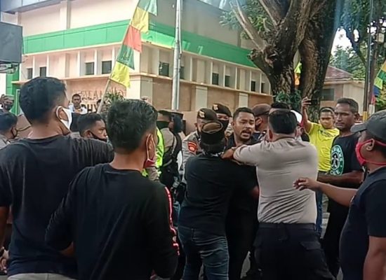 Demo GPM Malut di Kejati Berujung Ricuh