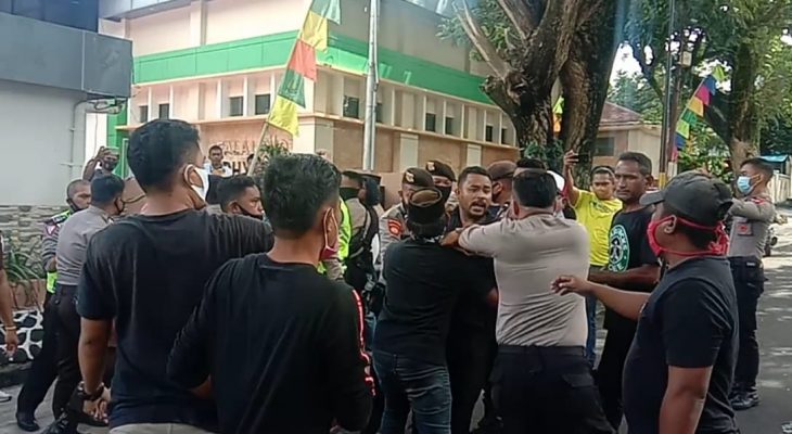 Demo GPM Malut di Kejati Berujung Ricuh