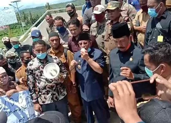 Pedagang Pasar Galala Aksi Gubernur Malut Dan Ketua Deprov Lakukan Mediasi.