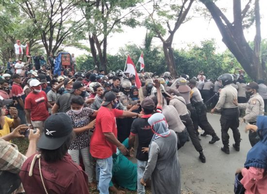 Tidak Puas Dengan keputusan yang Dinilai Curang,Masyarakat Halsel Duduki KPU