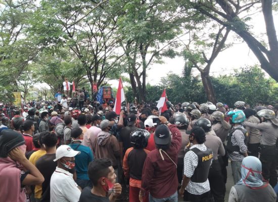 Aksi Penuntutan Di KPU Beruntut Panjang Dan Saling Dorong