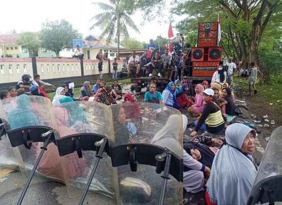 Demo Penuntutan Ke KPU,Massa Aksi Tidur Dijalan Beralaskan Terpal