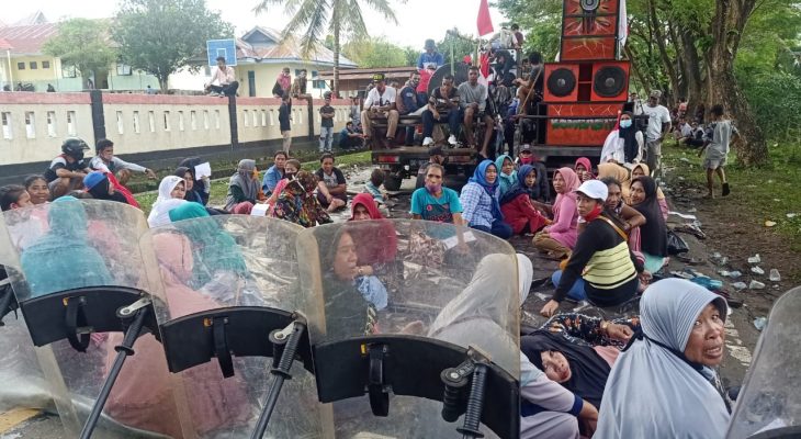 Demo Penuntutan Ke KPU,Massa Aksi Tidur Dijalan Beralaskan Terpal