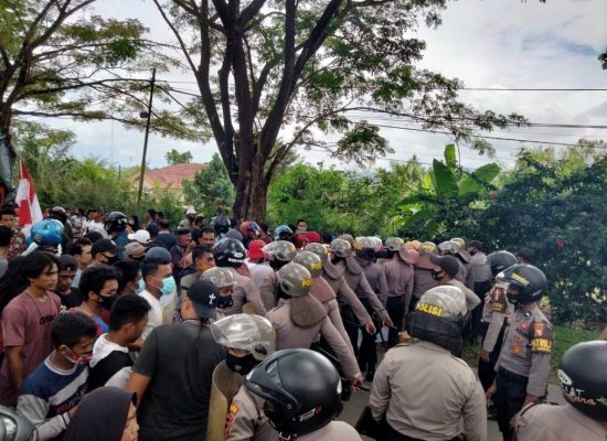 Akhir Aksi Jelang Malam,Ini Dua Tuntutan Utama Pendemo Di KPU Halsel