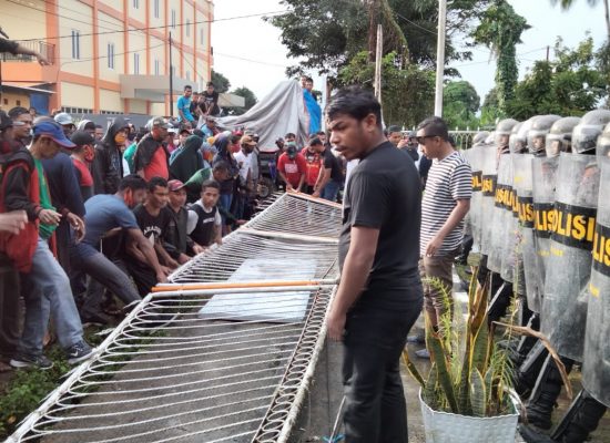 Demo Dugaan Ijazah Palsu,Massa Aksi Robohkan Pagar Kantor Bawaslu