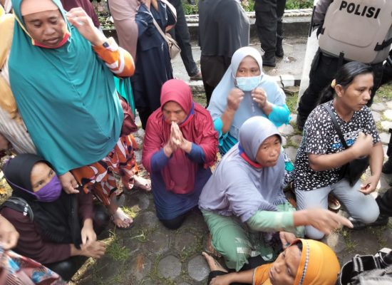 Demo Bawaslu, Sejumlah Ibu-Ibu Memohon Di Halaman Kantor
