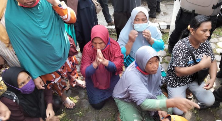 Demo Bawaslu, Sejumlah Ibu-Ibu Memohon Di Halaman Kantor