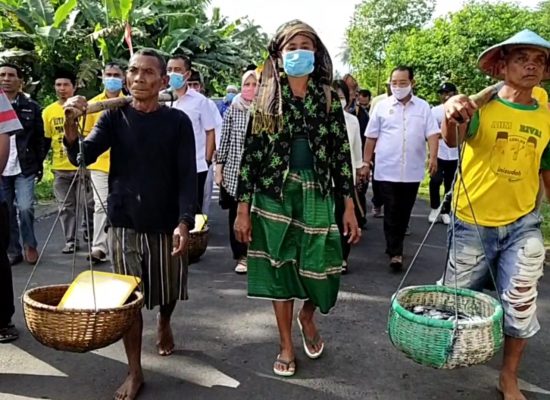 Berkas Pendaftara Paslon Zaman-Pay Diantar Petani dan Nelayan ke KPUD