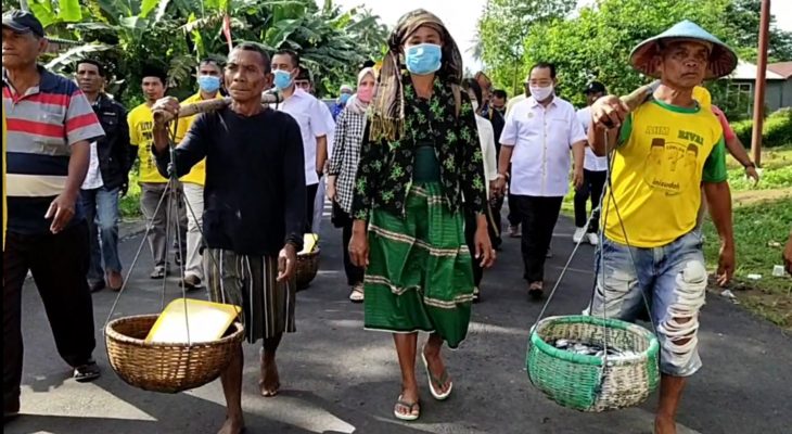 Berkas Pendaftara Paslon Zaman-Pay Diantar Petani dan Nelayan ke KPUD