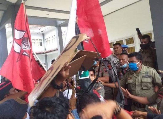 Tolak UU Cipta Kerja, Tiga Elemen Mahasiswa Demo di DPRD Halbar