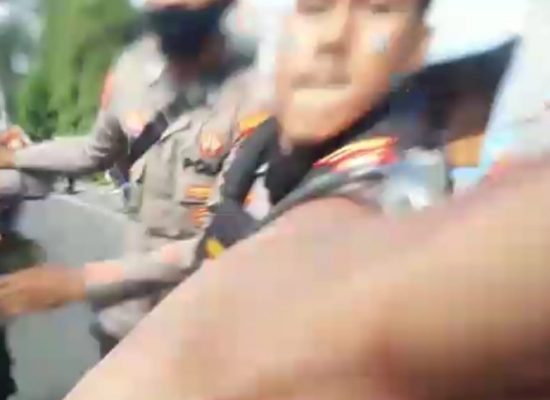 Liputan Demo DiTernate,Oknum Polisi”Rampas” Handphone Wartawan