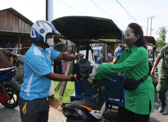 Persit KCK Cabang XXXI Dim 1508/Tobelo Bagikan Sembako Ke Warga