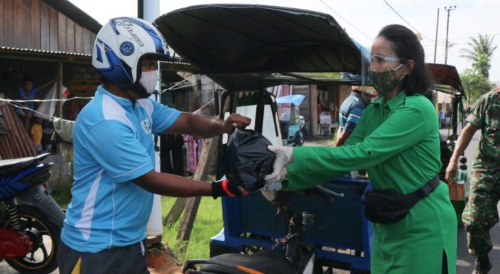 Persit KCK Cabang XXXI Dim 1508/Tobelo Bagikan Sembako Ke Warga