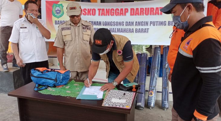 Setelah Halut,Pemprov Malut Kembali Serahkan Bantuan Korban Banjir Di Halmahera Barat