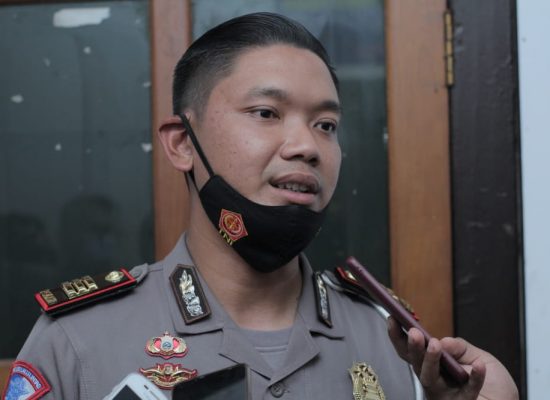 Terobos Traffiic Light Truck Terbalik Di Lampu Merah Jati