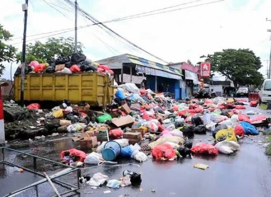 Kecewa Tak Kunjung Diangkut, Warga Hamburkan Sampah Dibadan Jalan