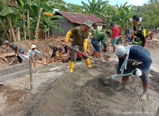 Anggota Koramil 05/Ibu Bersama Warga Membuat Saluran Drainase