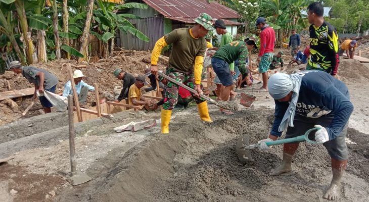 Anggota Koramil 05/Ibu Bersama Warga Membuat Saluran Drainase