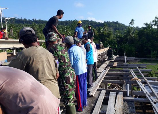 Babinsa Koramil 1508-06/Bere Bere Bersama Warga Bergotong Royong Cor Dak Masjid Al-Kahfi