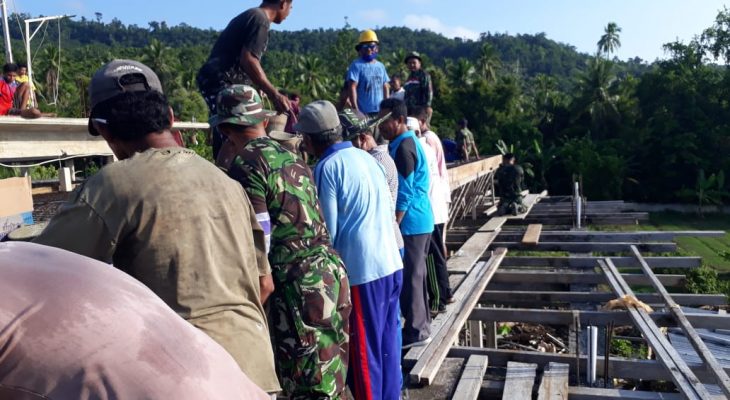 Babinsa Koramil 1508-06/Bere Bere Bersama Warga Bergotong Royong Cor Dak Masjid Al-Kahfi