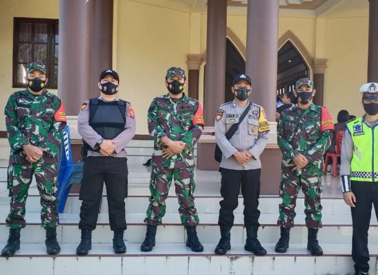 Personel Koramil 05/Ibu Amankan Kegiatan Ibadah Jumat Agung