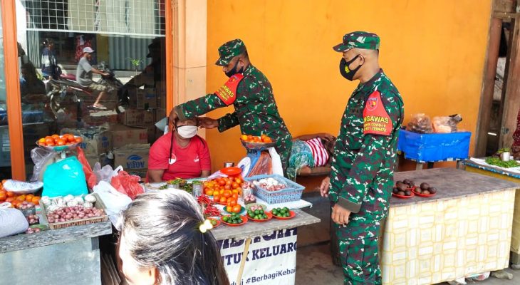 Jajaran Koramil 05/Ibu Laksanakan Penegakan Disiplin Protokol Kesehatan di Berbagai Tempat Wilayah Ibu