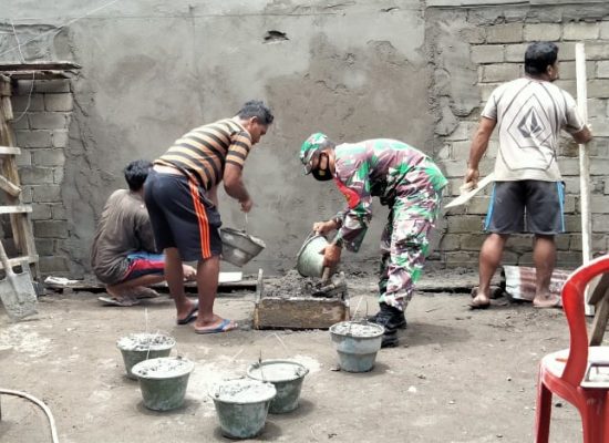 Anggota Babinsa Koramil 1501 – 05/ Ibu Bantu Melanjutkan Pembangunan Rumah Warga