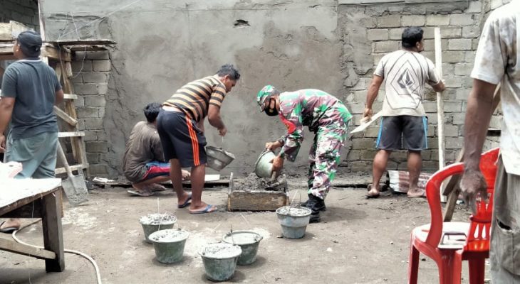 Anggota Babinsa Koramil 1501 – 05/ Ibu Bantu Melanjutkan Pembangunan Rumah Warga