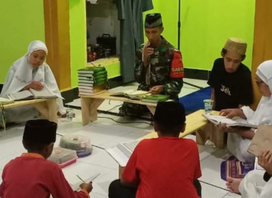 Tanamkan Nilai Agama, Koramil 1501-03/Jailolo Ajari Anak-Anak Mengaji