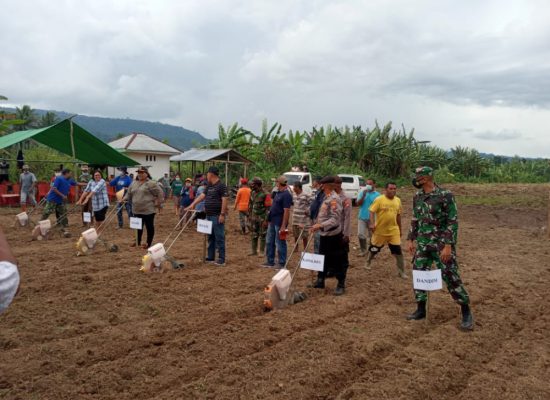 Bupati James Uang Berjanji Memberi Alat Fasilitas Bertani, dan Membuka Akses Jalan Tani Untuk Petani Halbar