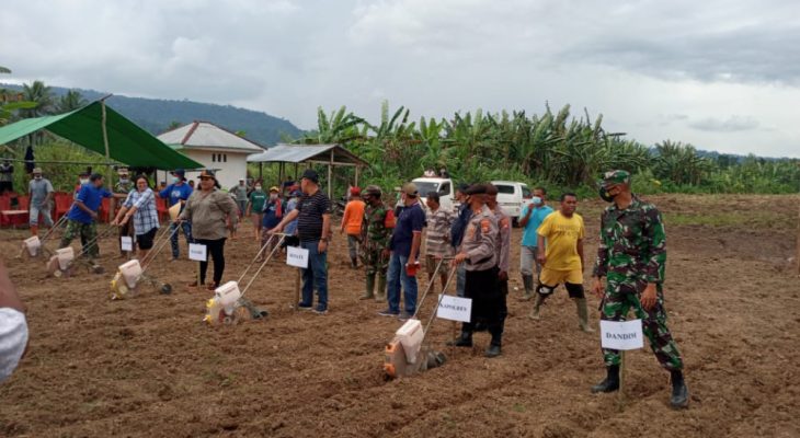 Bupati James Uang Berjanji Memberi Alat Fasilitas Bertani, dan Membuka Akses Jalan Tani Untuk Petani Halbar