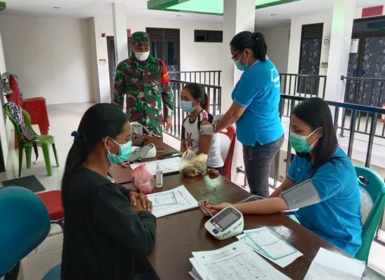 Babinsa Koramil 05/Ibu Dampingi Warga Melakukan Vaksin Pencegahan Covid-19