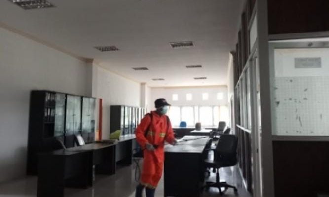 PUPR lakukan Penyemprotan Disinfektan Di lingkungan Kantor