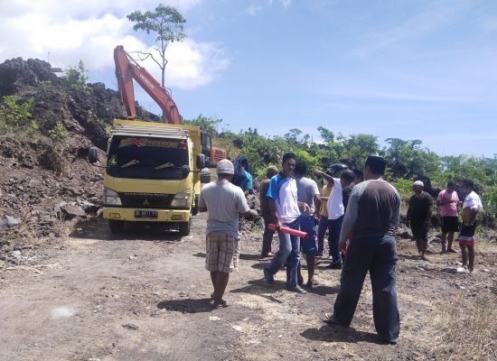Warga Hentikan Angkutan Material Proyek PT.Pandawa Mitra Buana