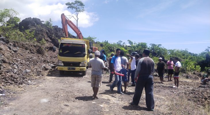 Warga Hentikan Angkutan Material Proyek PT.Pandawa Mitra Buana