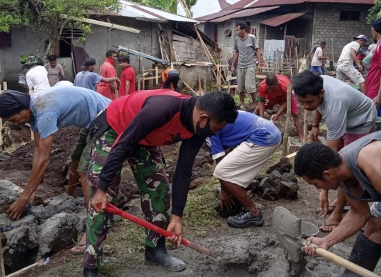 Babinsa Bantu Buat Pondasi Rumah Warga