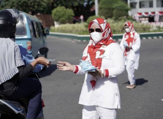 Peringati HUT RI Ke 76 Dharma Wanita PUPR Malut Bagi Masker