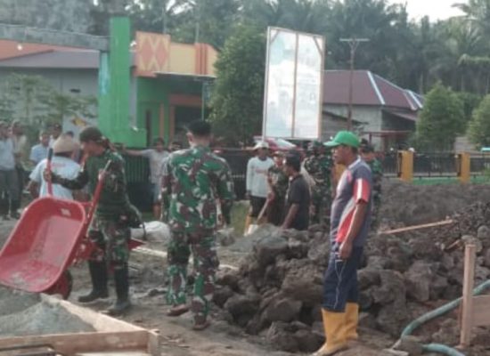 Koramil 1501-04/Sahu Laksanakan Karya Bakti Bantu pengecoran Lantai Masjid Nurul Hidayah