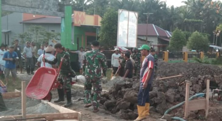 Koramil 1501-04/Sahu Laksanakan Karya Bakti Bantu pengecoran Lantai Masjid Nurul Hidayah